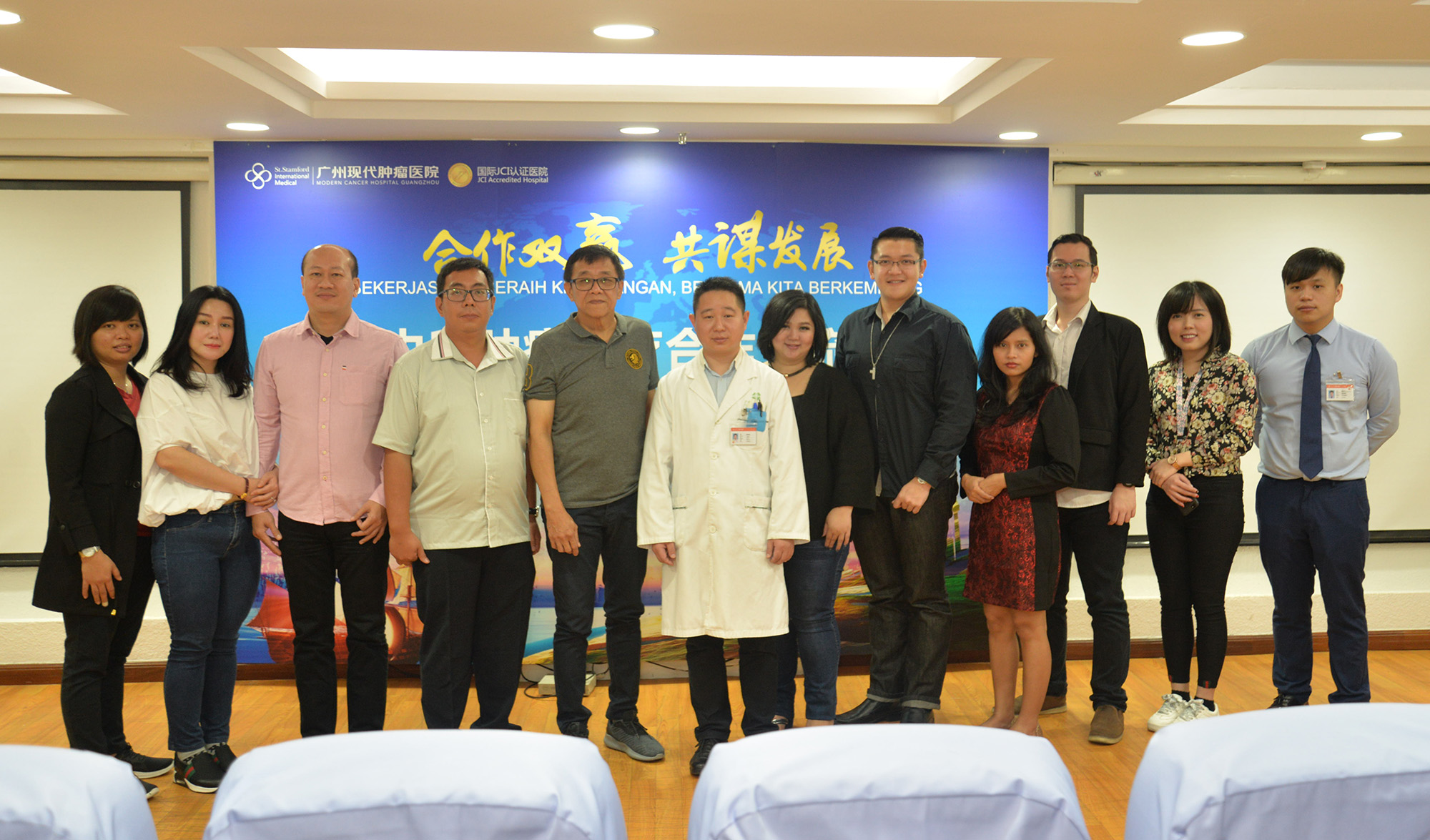 印尼醫(yī)療訪問團(tuán)在會議室合影